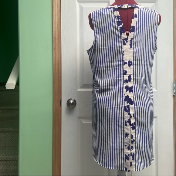 Cabi women white and blue floral sleeveless high low hemline tunic. Size M. Used - Picture 3 of 8